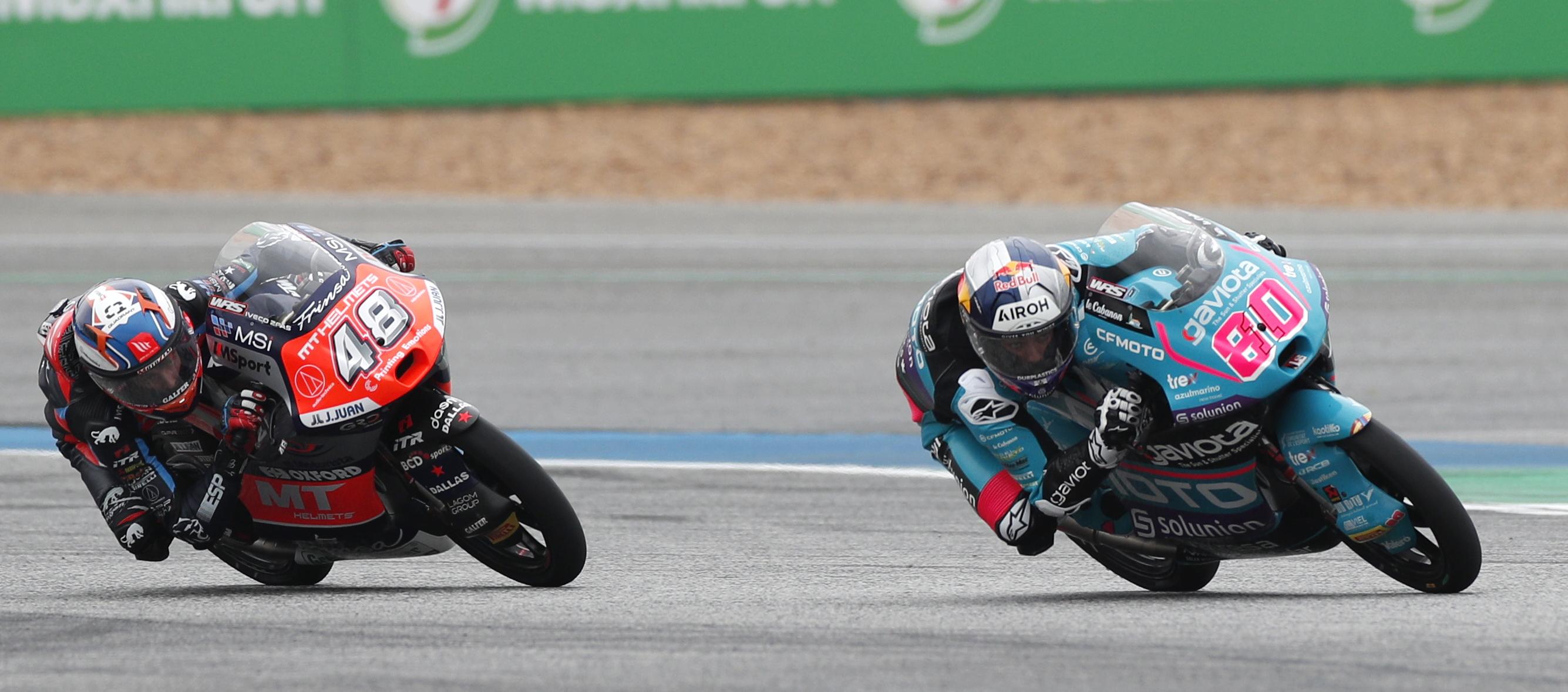 El colombiano David Alonso (derecha) toma la curva escoltado por el español Iván Ortolá.