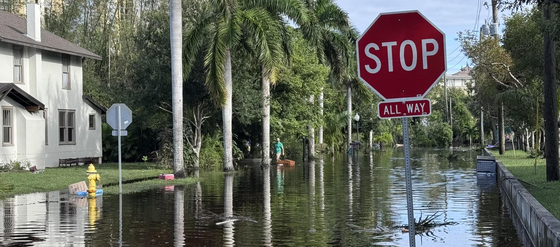 Calle inundada en Florida por Milton.