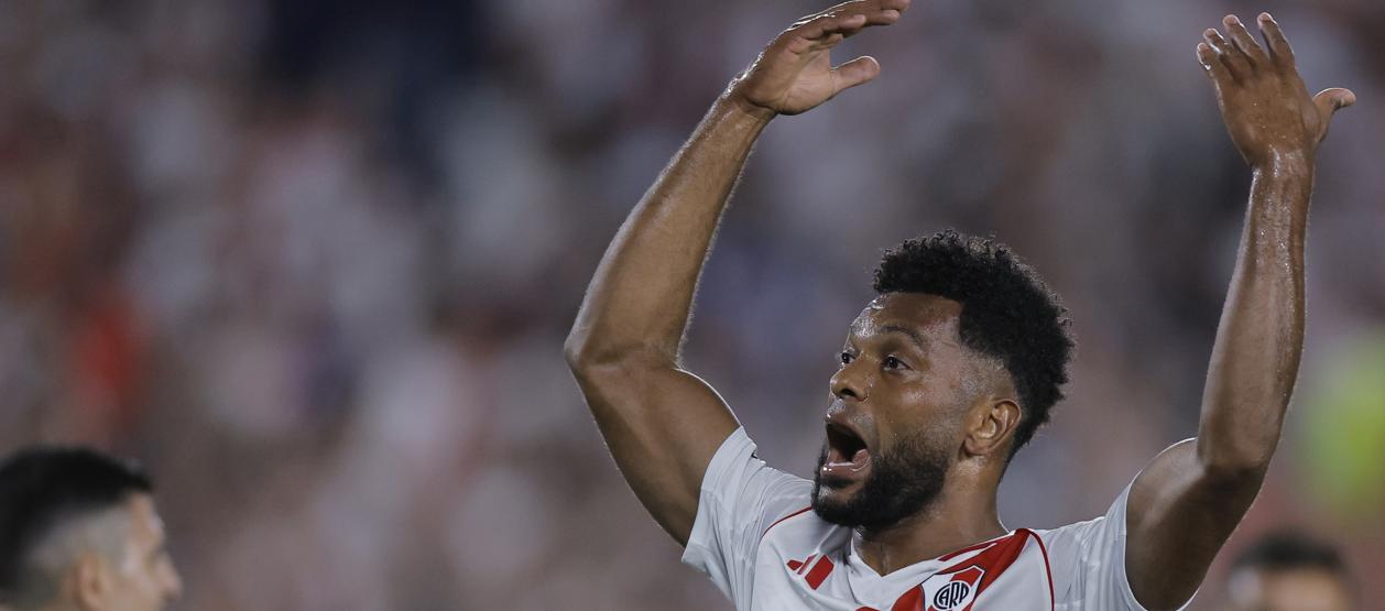 Miguel Borja intenta animar a sus compañeros durante el partido contra Atlético Mineiro.