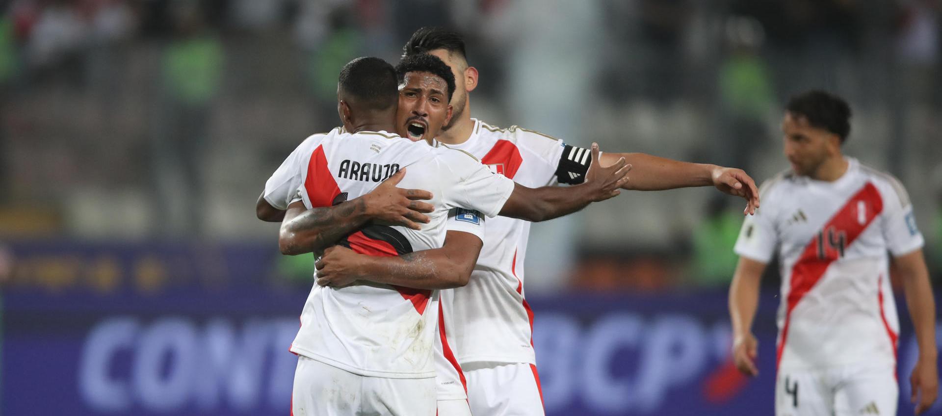 Jugadores de Perú celebran el gol ante Uruguay 