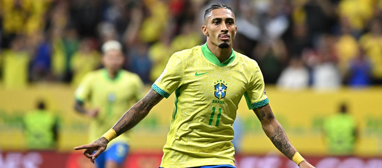 Raphinha se reportó con dos goles de pena máxima.  