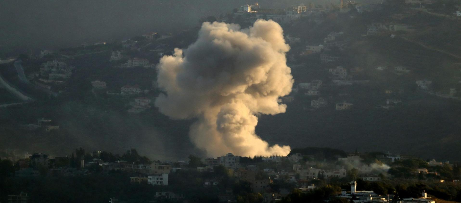 Columna de humo tras un ataque israelí en la villa de Kafr Kila, en el sur del Líbano.