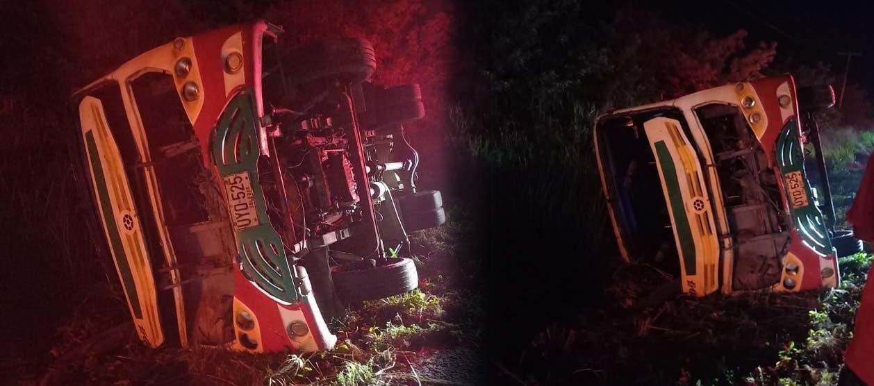 Buseta volcada tras accidente.