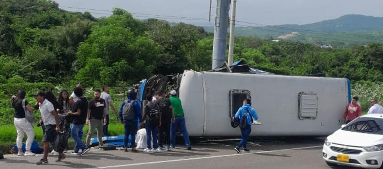 Así quedó la buseta tras el accidente. 