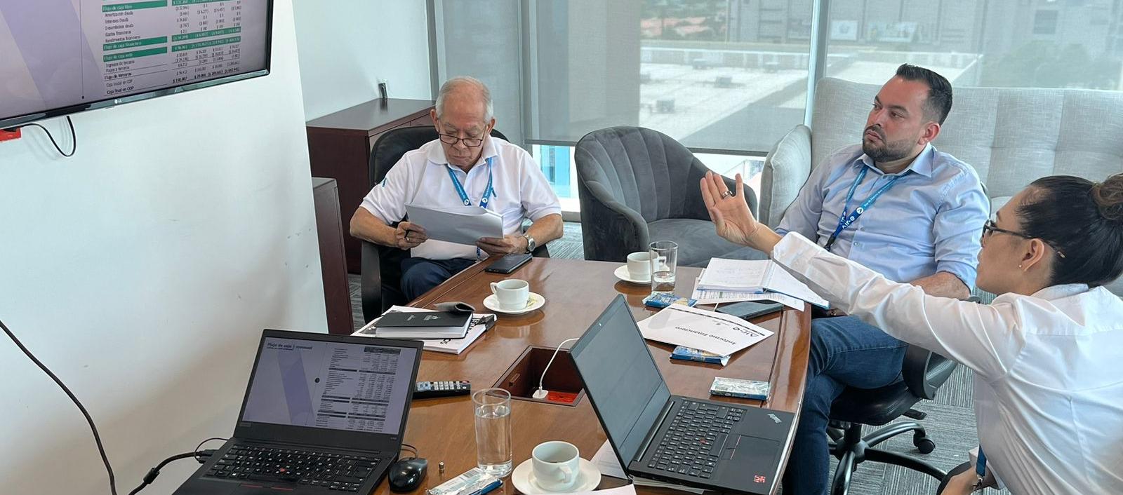 Agente interventor de Air-e, Edwin Palma, reunido con su grupo de trabajo.