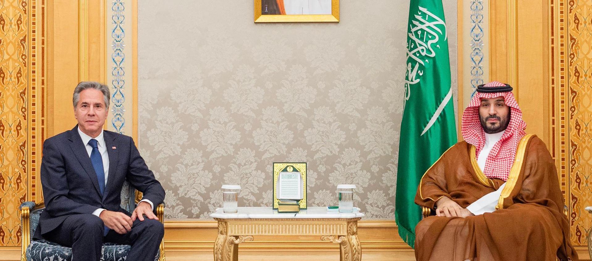 El príncipe heredero saudí Mohammed bin Salman recibiendo al secretario de Estado de EE.UU., Antony Blinken, en Riad.