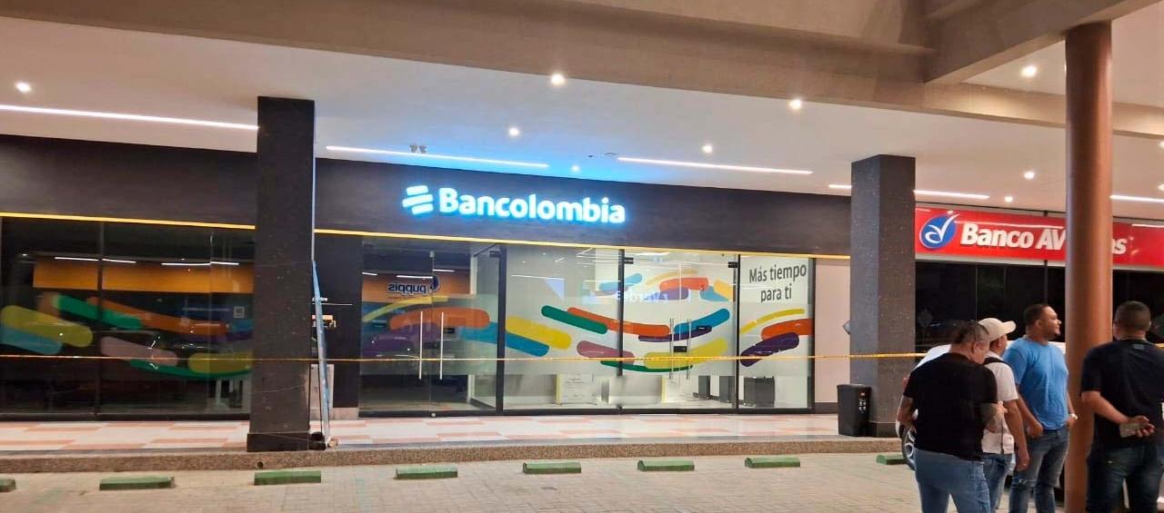 El hombre quedó muerto dentro del local de cajeros automáticos del centro comercial. 