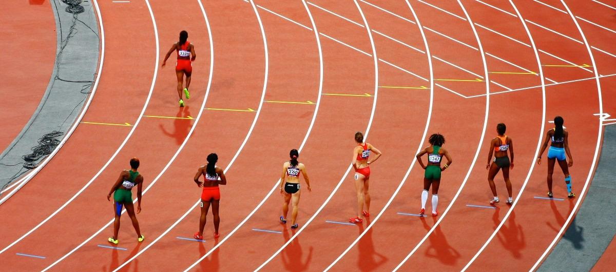 Atletas se preparan para la carrera.