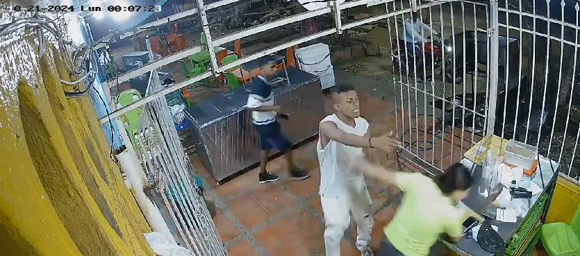 Cuatro delincuentes llegaron en dos motocicletas. 