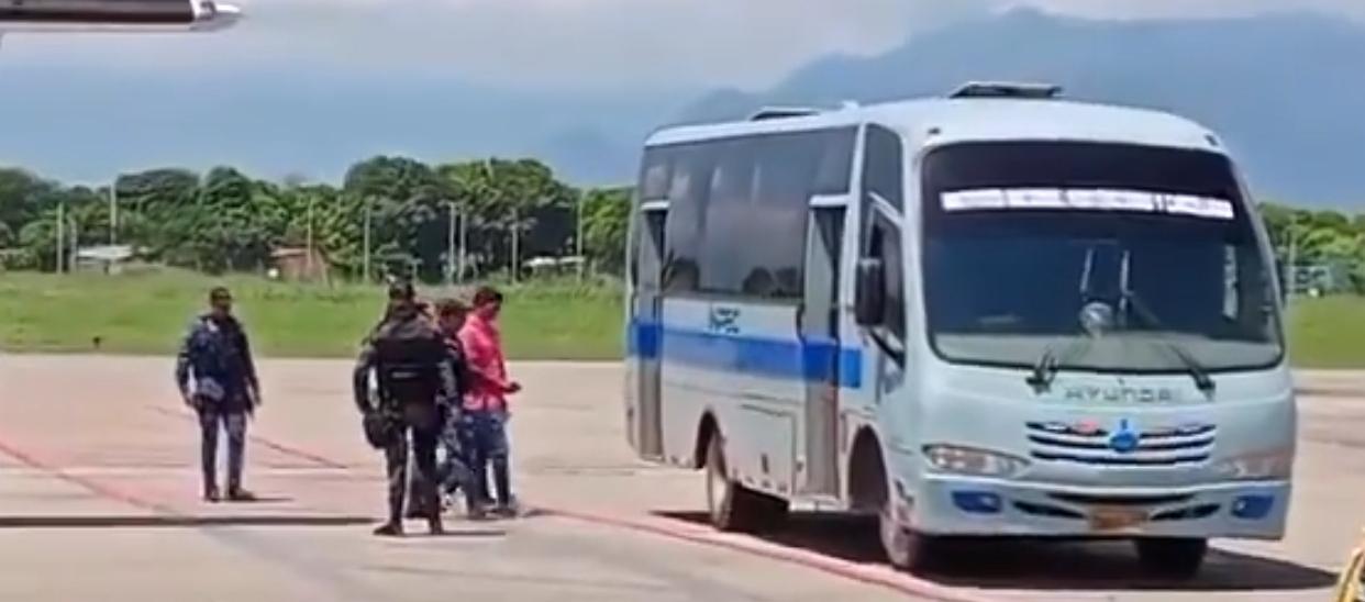 Brayan Campo siendo trasladado por el Inpec a La Tramacúa. 