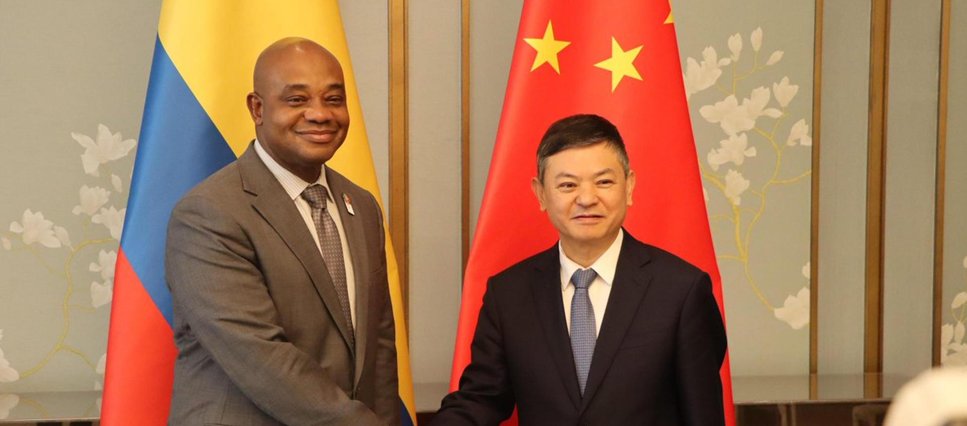 El ministro colombiano de Exteriores, Luis Gilberto Murillo, durante el encuentro mantenido con el ministro de Ambiente y Ecología de China, Huang Runqiu en Pekín.