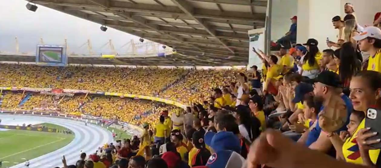 Hinchas gritaron ¡Fuera Petro! en Colombia vs. Chile