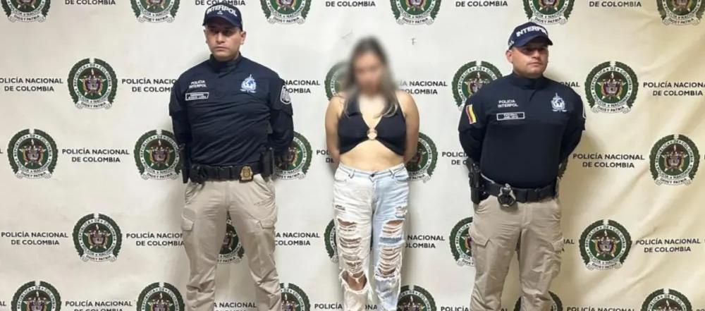 La capturada junto a las autoridades.