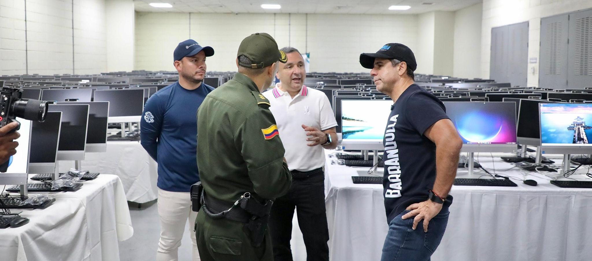 El Alcalde de Barranquilla, Alex Char, entregando los computadores.