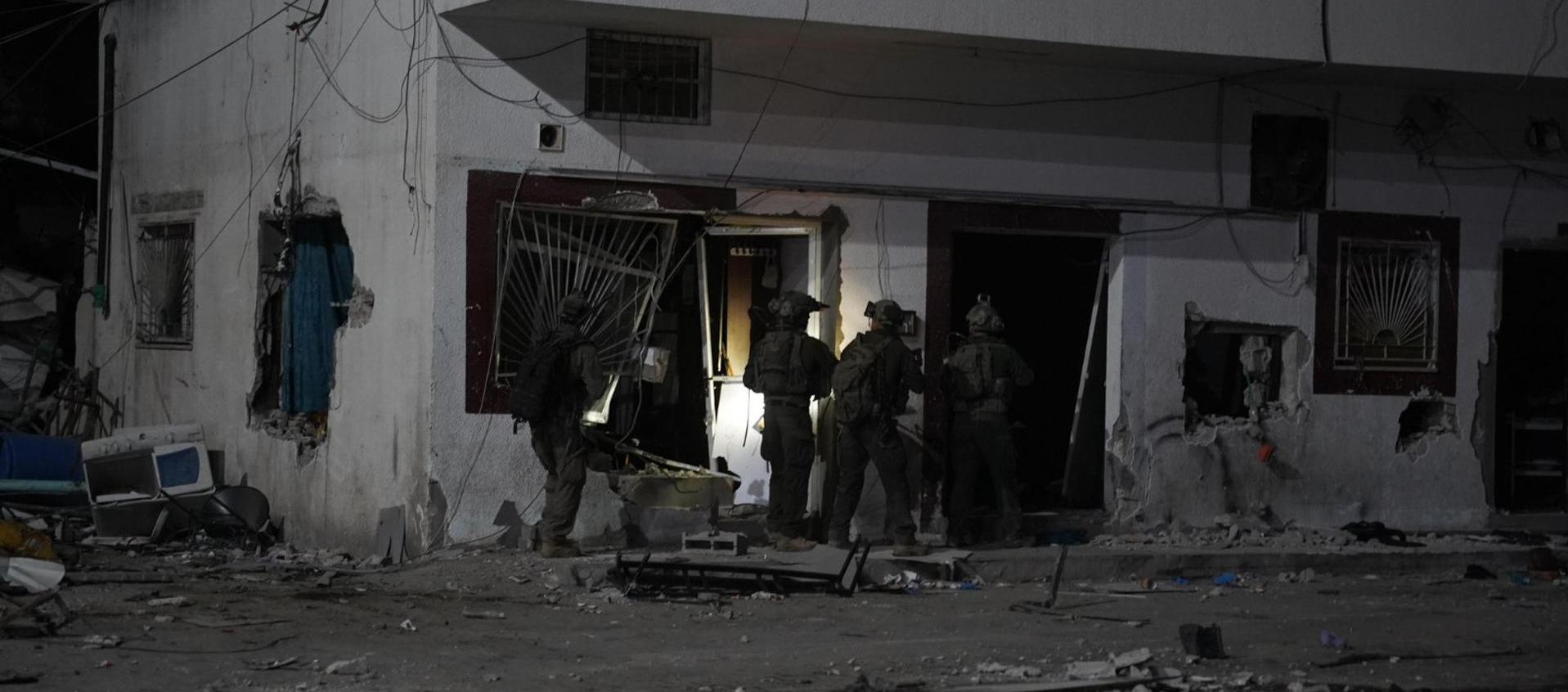 Soldados israelíes en zona destruida de Gaza.