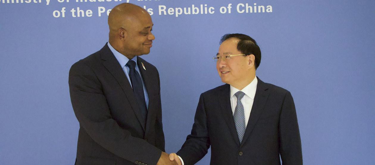 El canciller colombiano, Luis Gilberto Murillo y el ministro de Industria y Tecnología de la Información de China, Jin Zhuanglong.