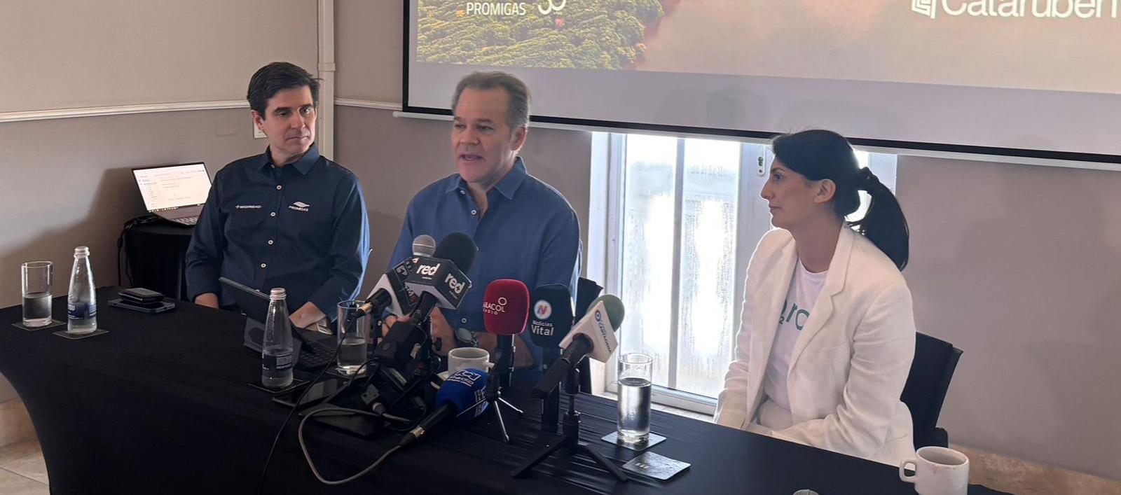 Diego Pérez, VP Soluciones Energéticas Promigas; Juan Manuel Rojas, Presidente Promigas y María Fernanda Wilches, Gerente General Fundación Cataruben.