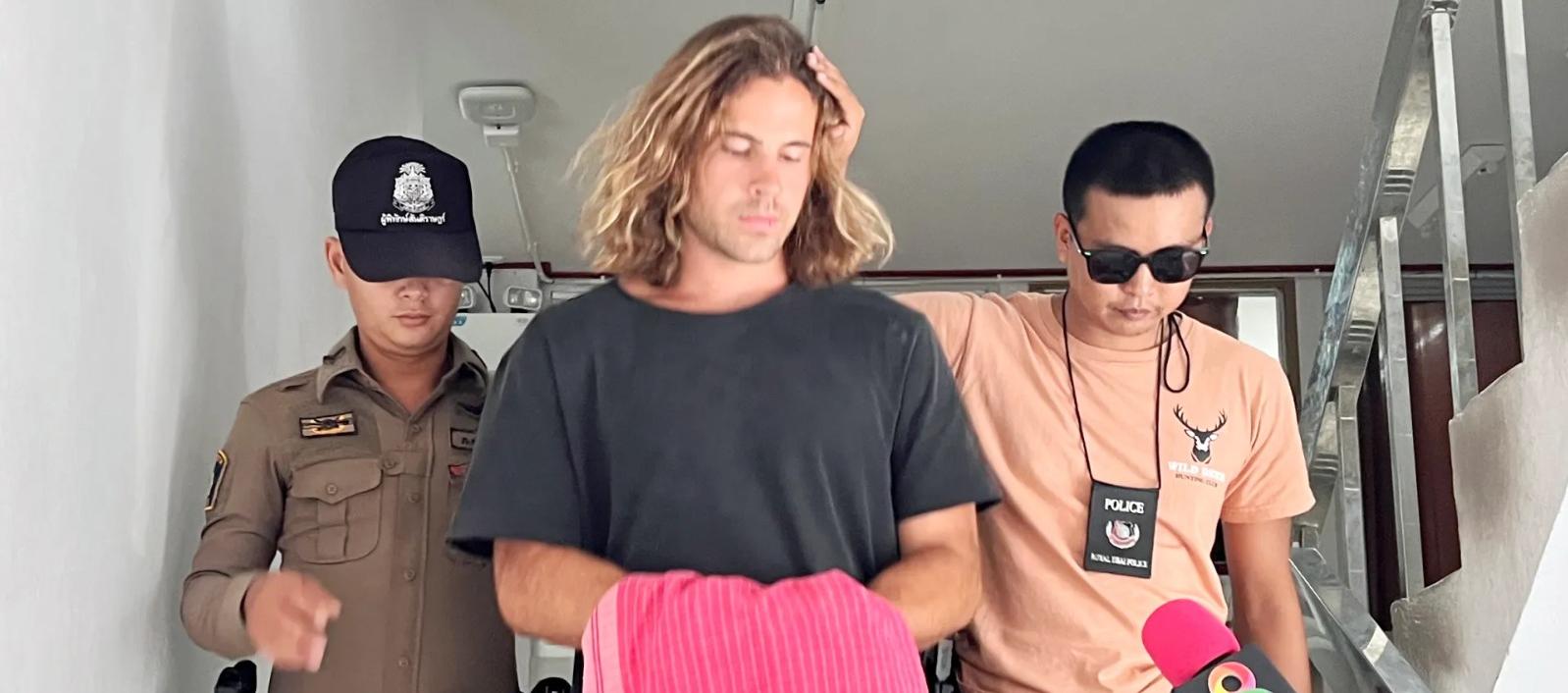 Daniel Sancho junto a las autoridades tailandesas.