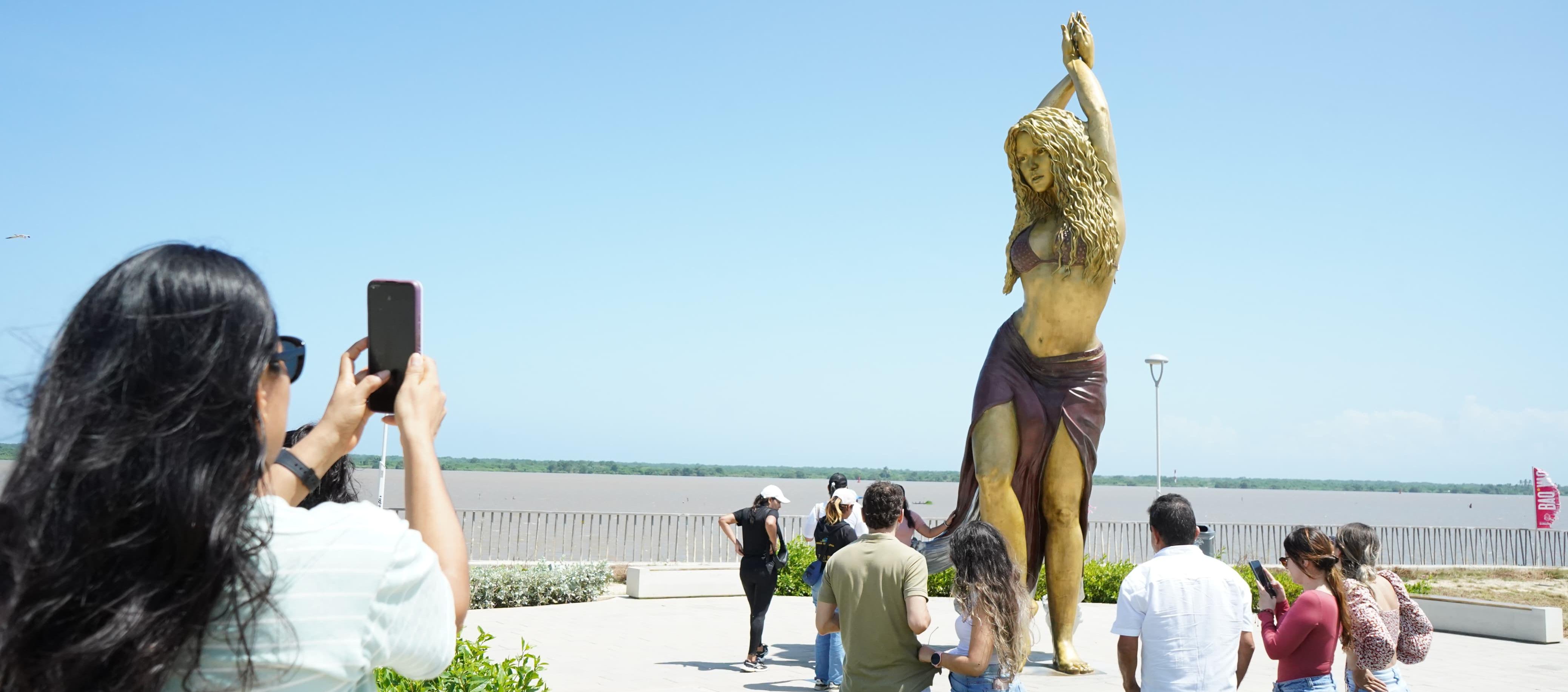 La estatua de Shakira, en el Malecón del Río
