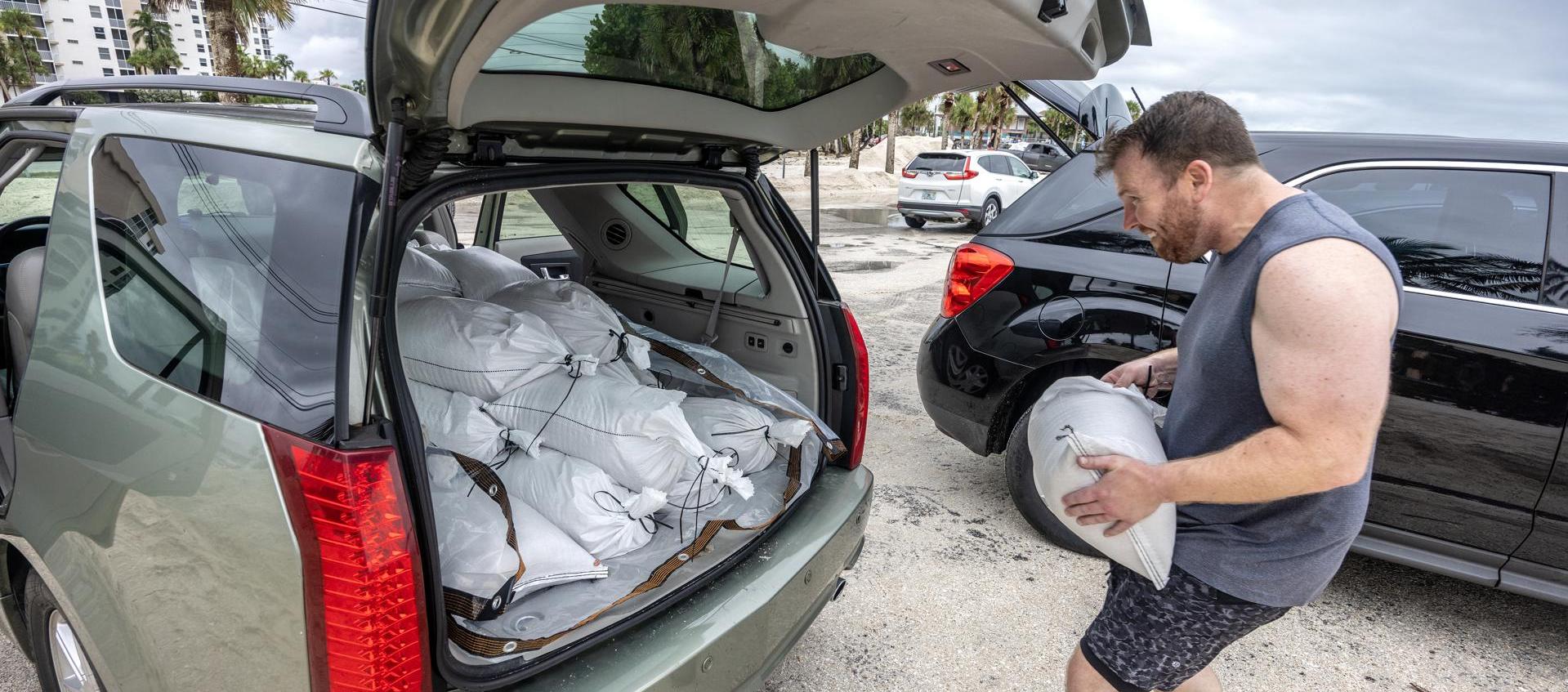 Personas se preparan para la llegada de 'Milton'.