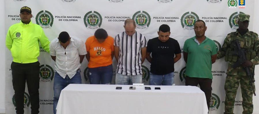 Los capturados junto a las autoridades.