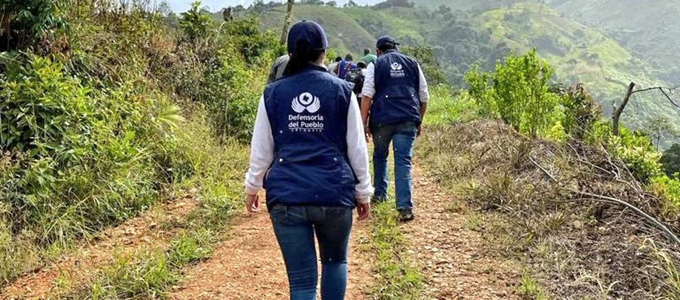 Funcionarios de la Defensoría del Pueblo en trabajo de campo.