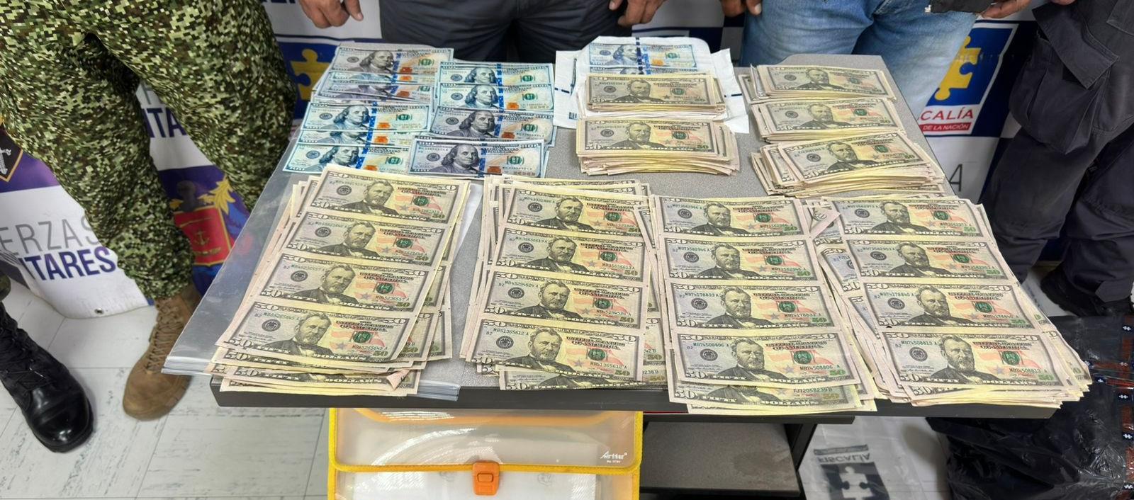 Los dólares falsos incautados.
