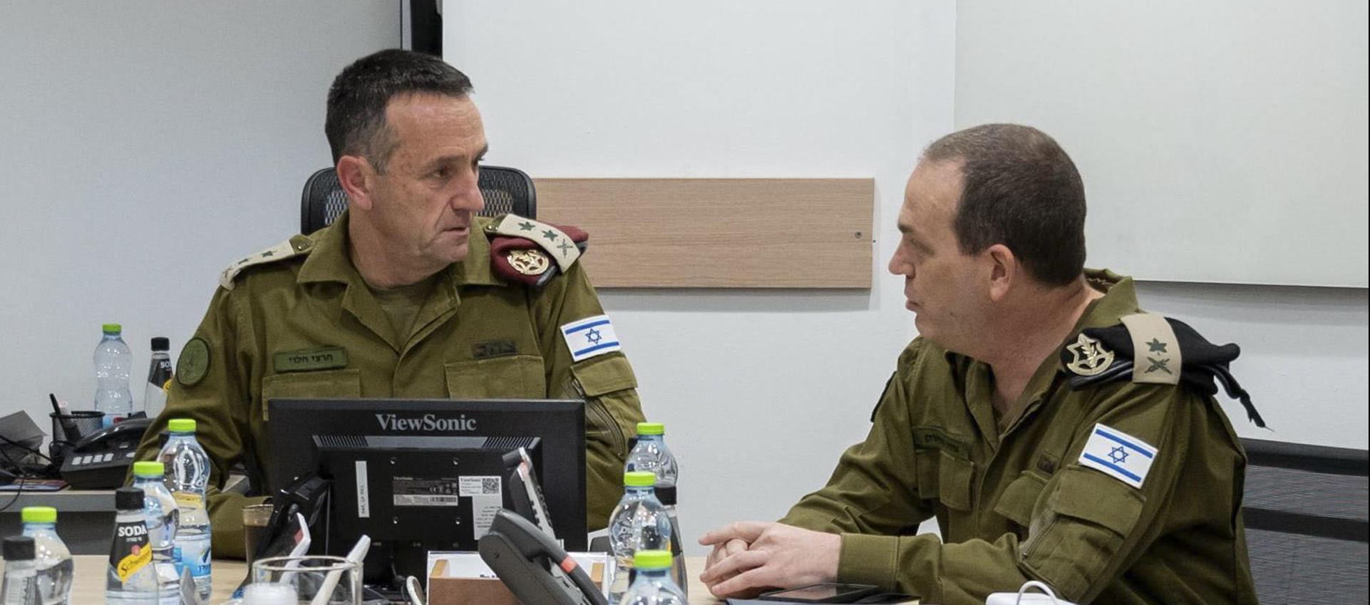 El Jefe del Estado Mayor de las Fuerzas de Defensa de Israel Herzi Haleví (izquierda).