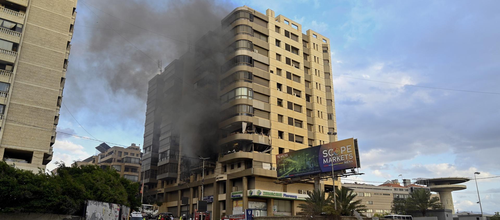 Humo saliendo de un edificio en Beirut tras un bombardeo israelí este miércoles. 
