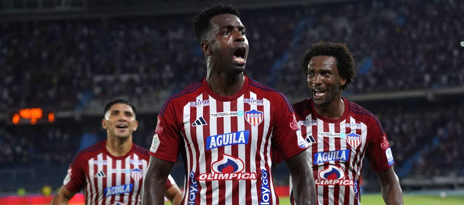 Marco Pérez celebra su gol seguido de cerca por Didier Moreno y Nicolás Zalazar. 