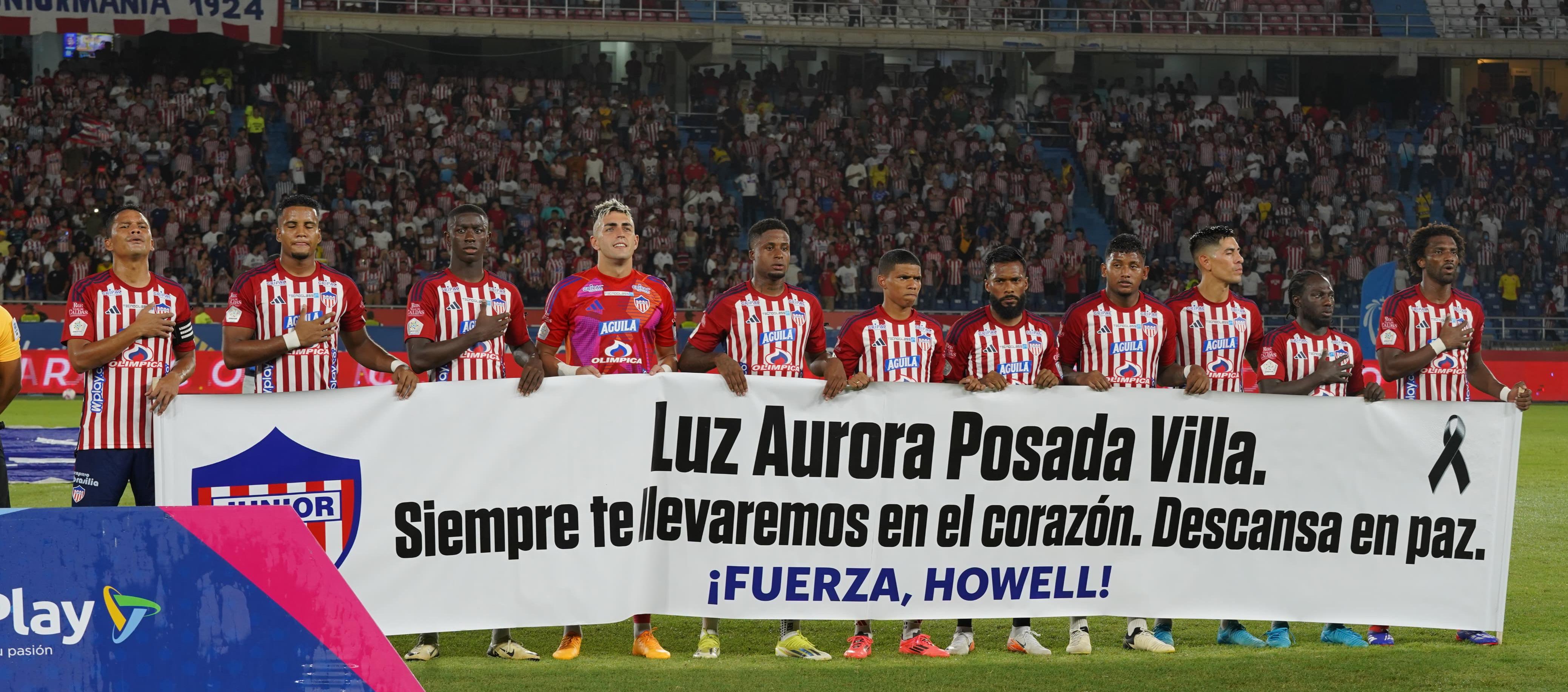 La pancarta que portaron los jugadores del Junior en homenaje a la mamá de Howell Mena. 