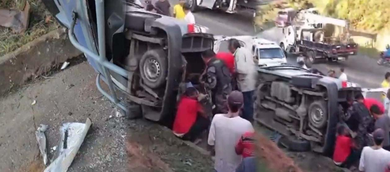 Momento en que auxilian a ocupantes de vehículo del Inpec.