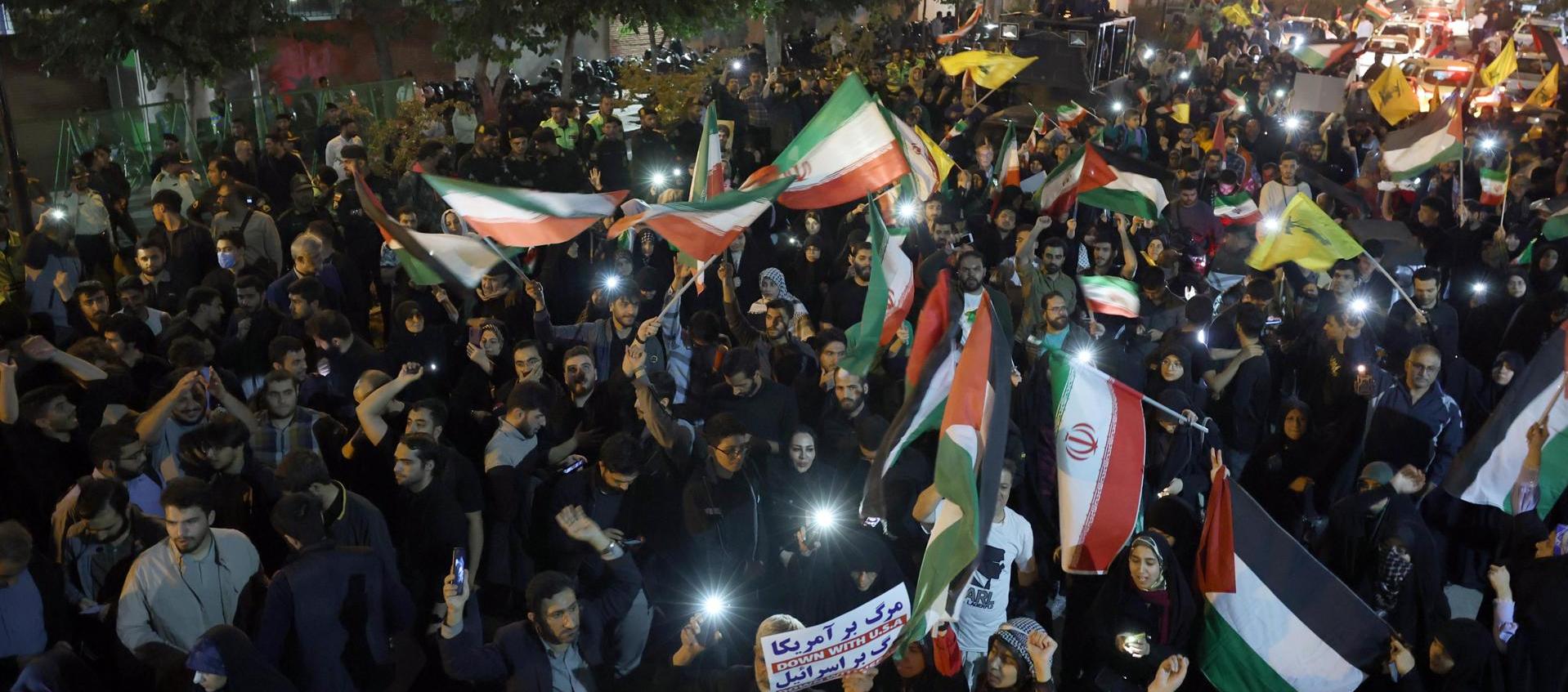 Iraníes celebrando el ataque realizado por su país a Israel. 