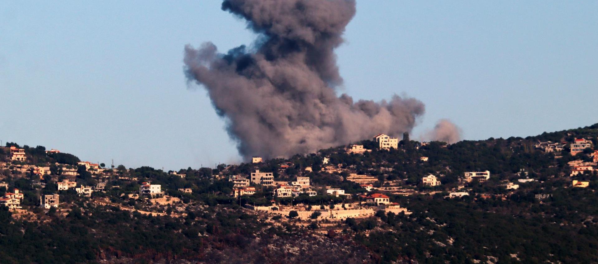 Humo tras ataques israelíes en el sur del Líbano.