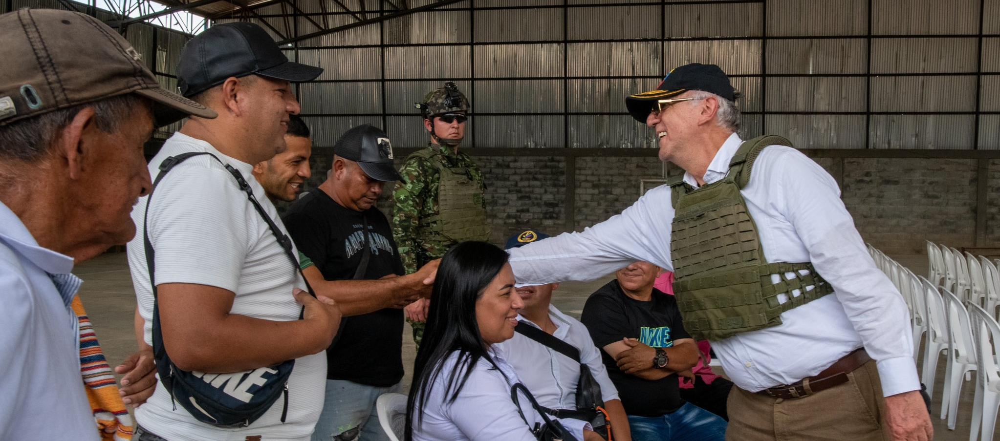 Iván Velásquez con la comunidad El Plateado.