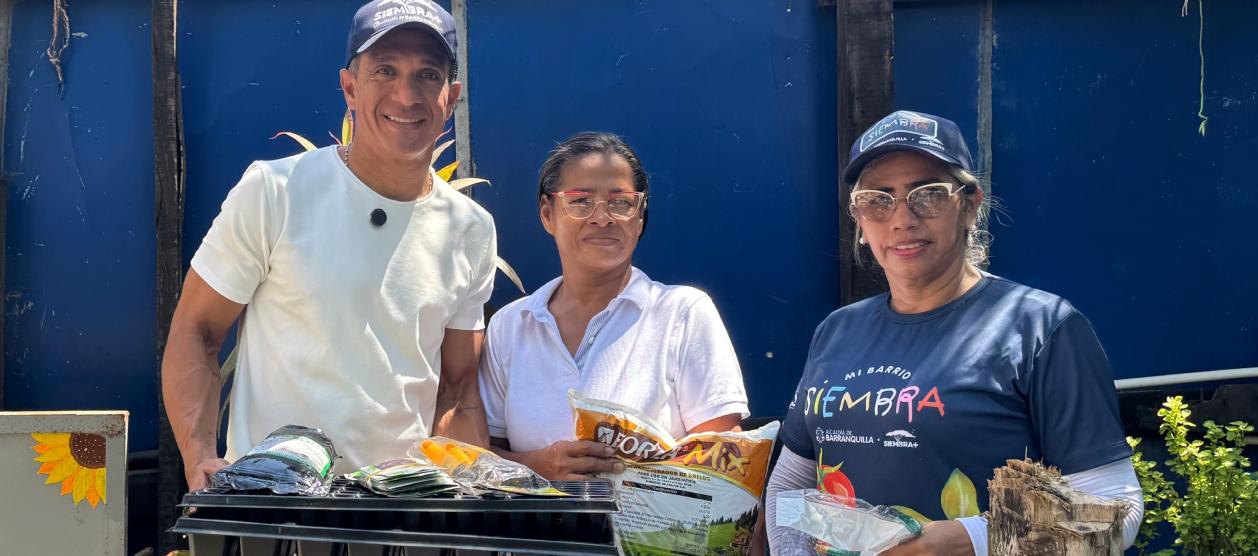 Una de las beneficiarias recibiendo el kit.