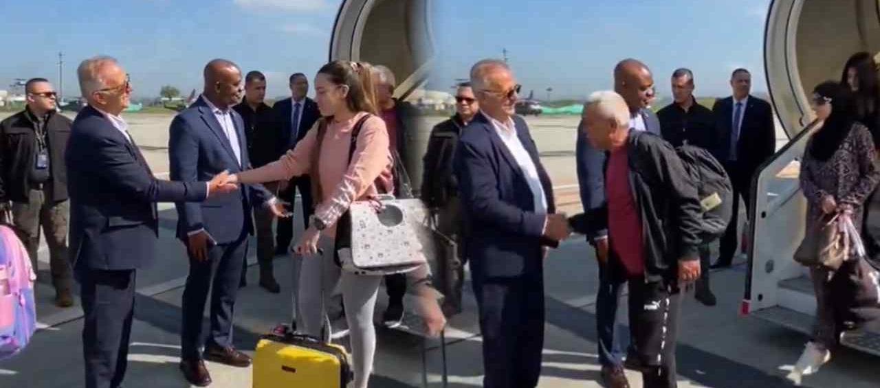 El ministro de Defensa, Iván Velásquez, y el canciller Luis Gilberto Murillo recibiendo a los connacionales.