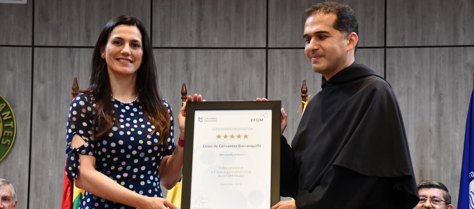 Entrega del reconocimiento.