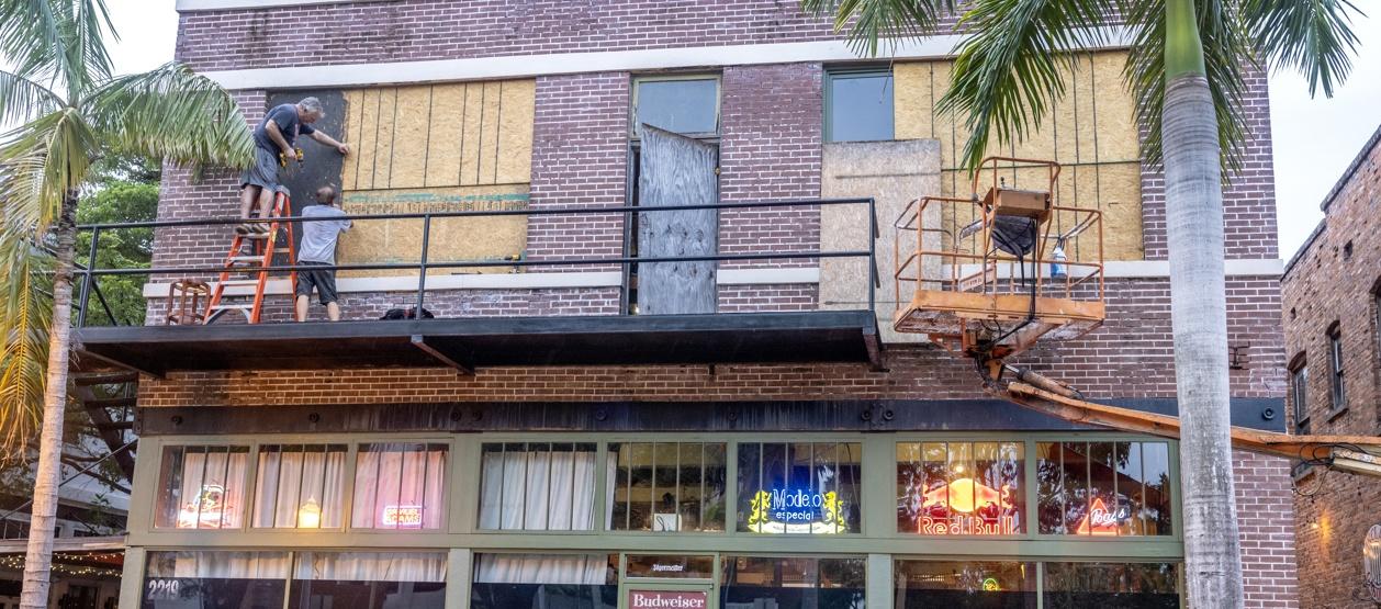 Así se preparan para la llegada de Milton.