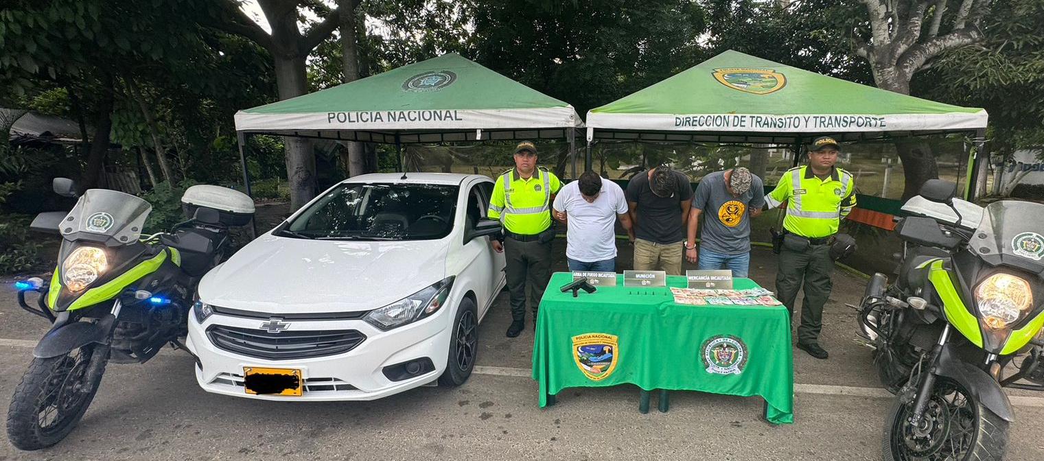 Los tres capturados por la Policía tras el asalto a la tienda Ara. 