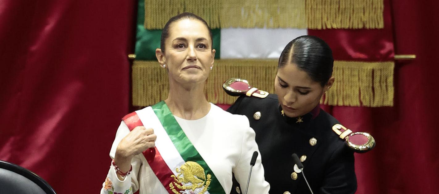La Presidenta de México, Claudia Sheinbaum, recibe la banda presidencial.