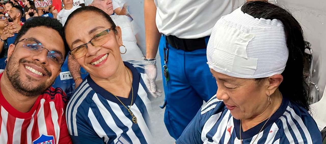 Imágenes de la mujer con su hijo y también cuando era atendida.