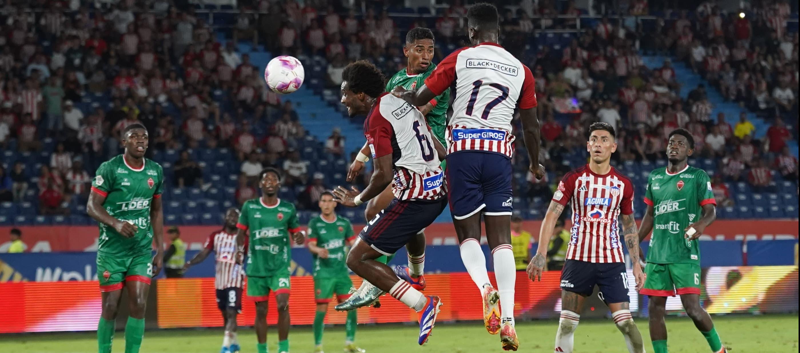 Cabezazo de Marco Pérez.