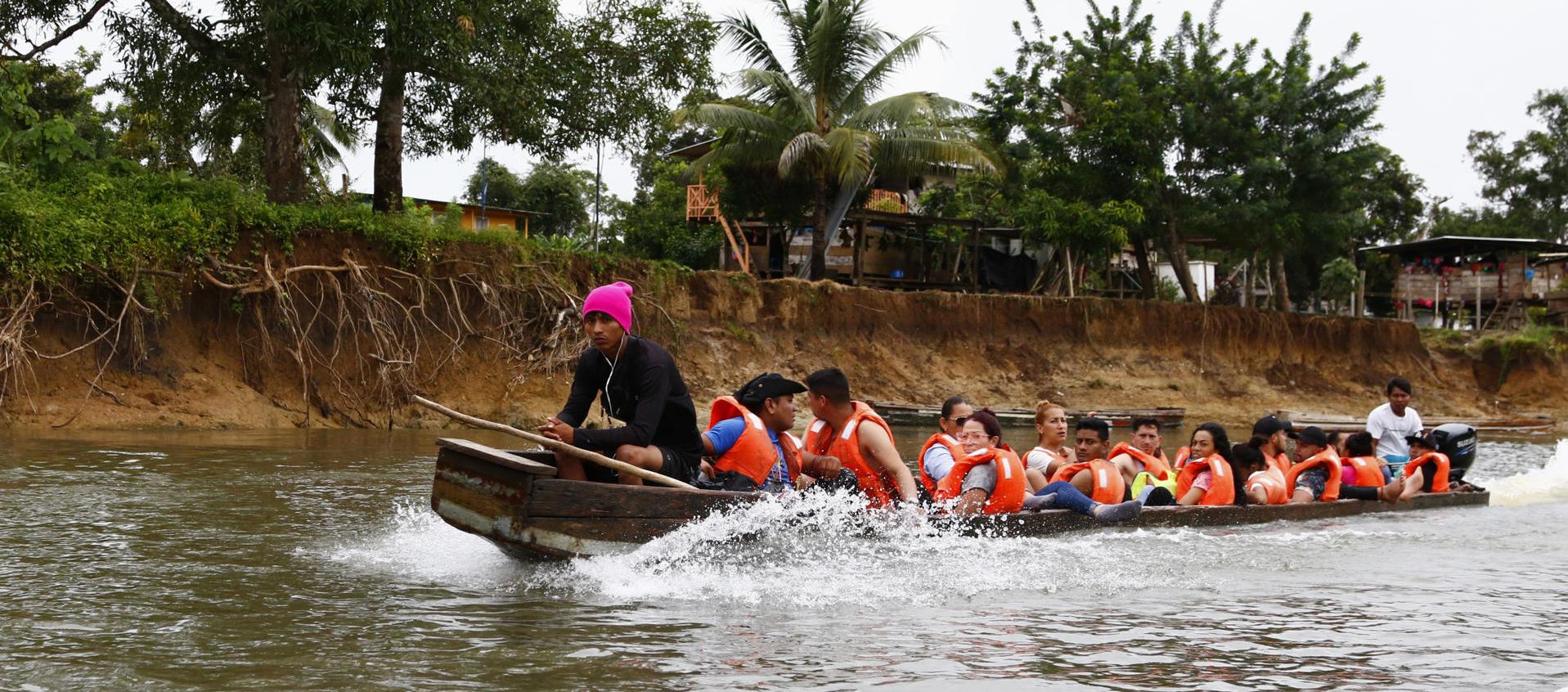 Migrantes cruzando la selva del Darién.