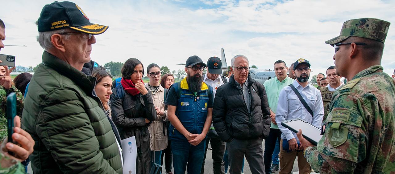 Ministros del Gobierno con la comunidad de El Plateado.