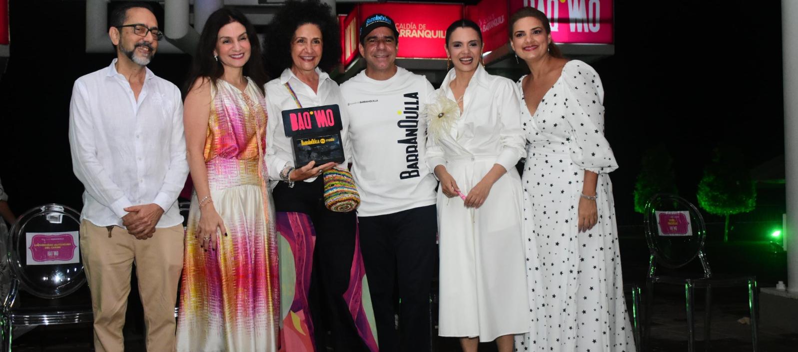 La diseñadora Judy Hazbún, junto a Katia Nule, Alejandro Char en el evento de inauguración. 