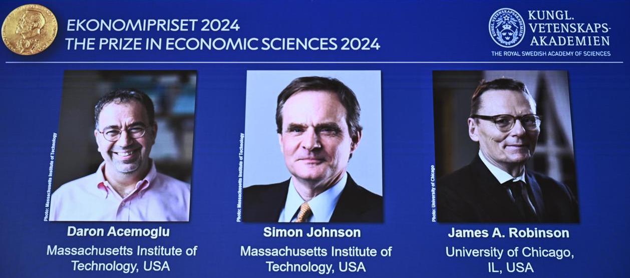 Daron Acemoglu, Simon Johnson y James Robinson.