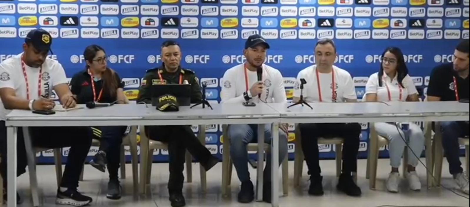 Las autoridades en el PMU.