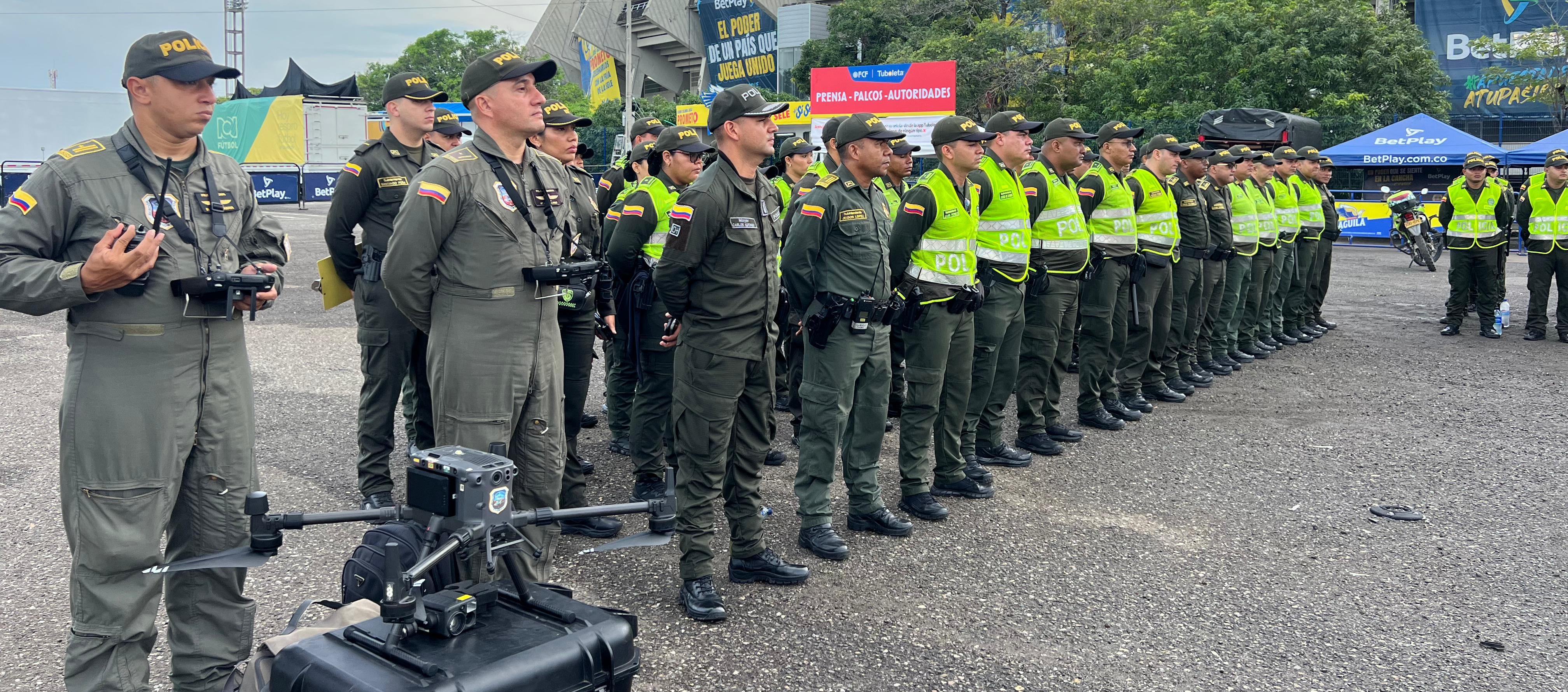 Los policías que brindarán seguridad en el estadio.