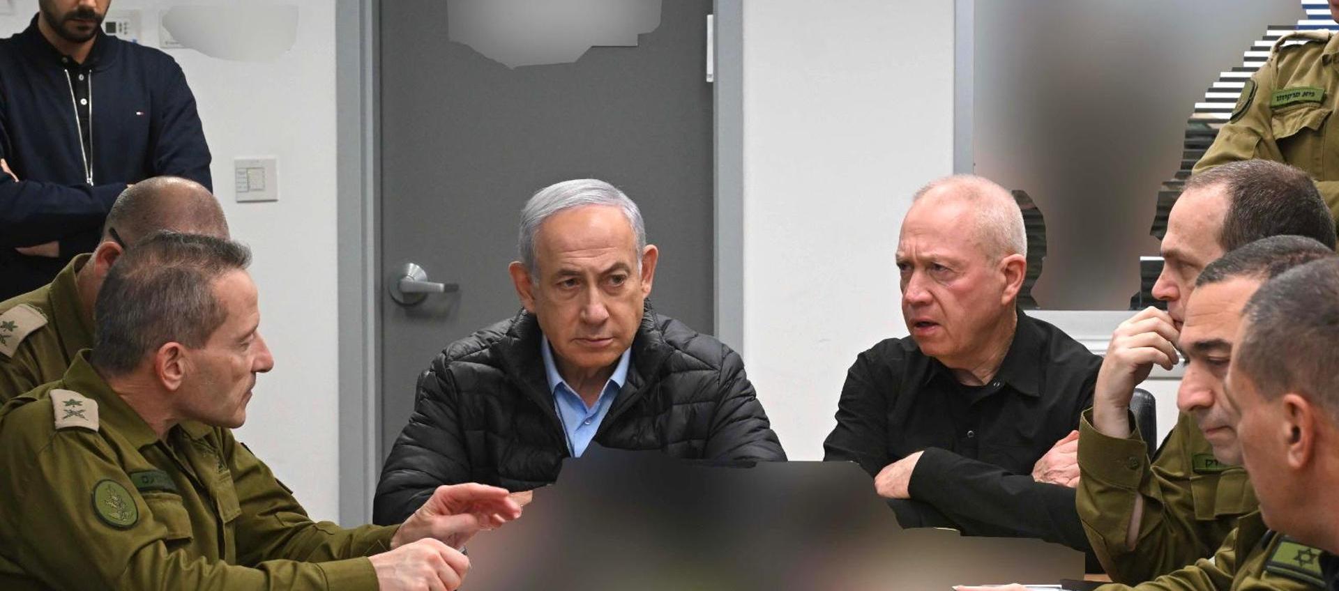 El Primer Ministro israelí de Israel, Benjamín Netanyahu, sigue el ataque a Irán en la base militar de Kyria en Tel Aviv. 